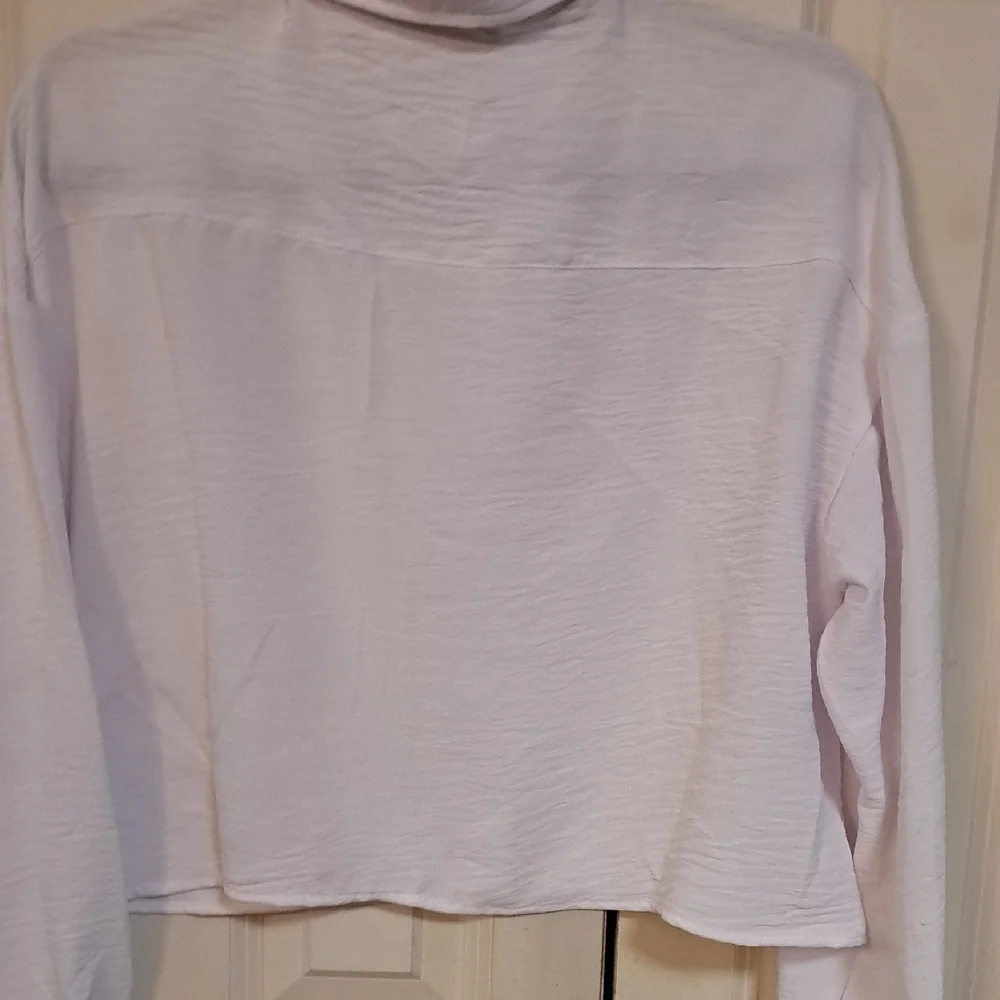 Discreet White Crop Top with Silver Accents - Picture 4 of 4